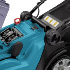 Makita DLM382Z met geopende accukap en ruimte voor twee accu's