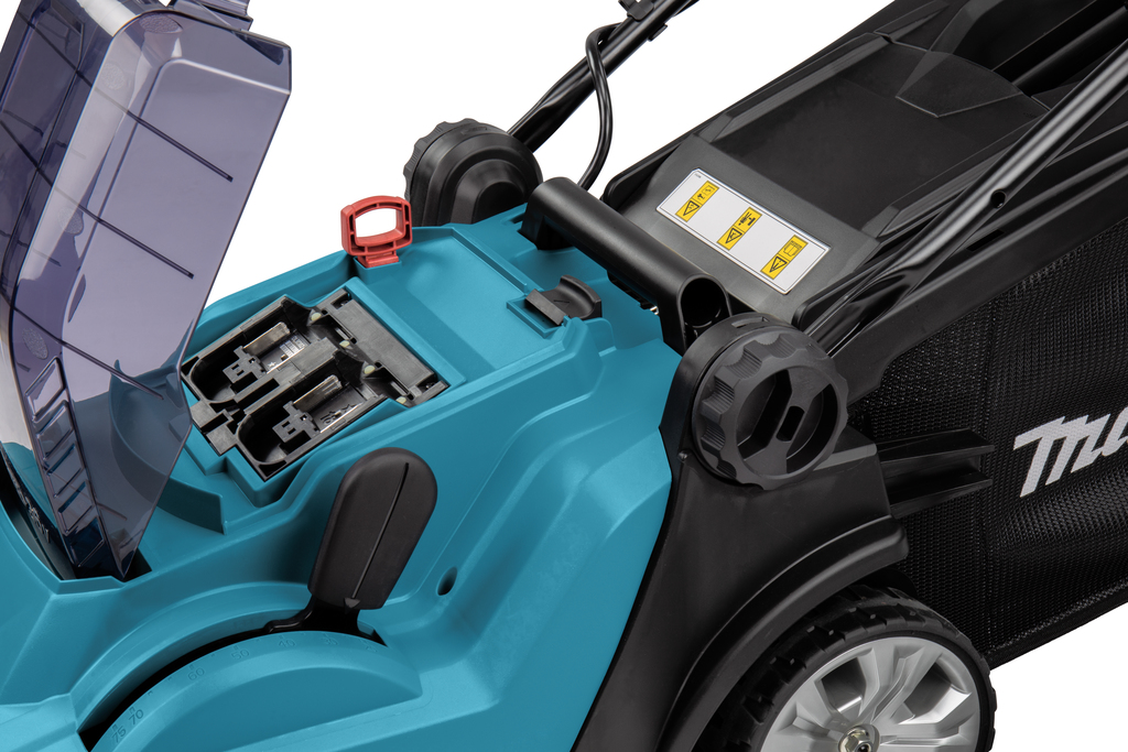 Makita DLM382Z met geopende accukap en ruimte voor twee accu's